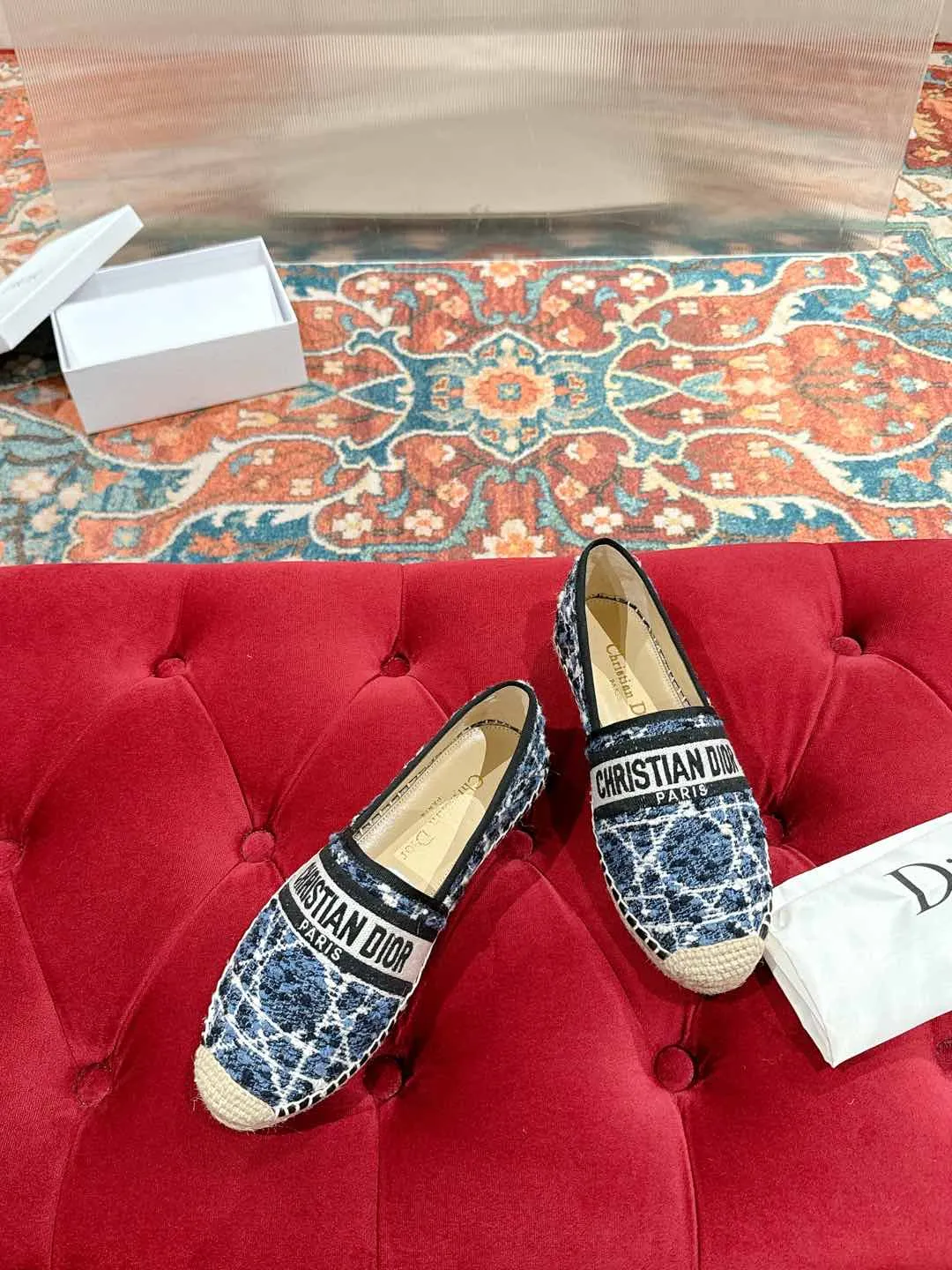 👟👟Ex-factory price 460👟👟 Dior DIOR's new popular early spring fisherman shoes 🆕 Simple, elegant and fashionable, timeless and timeless, it is a classic that will never fade away in the fashion circle, retro fisherman shoes. Original hand-woven surface, electric embroidery technology! Specific cloth surface and rubber outsole. Code number: 35-39 (40.41 customized, non-refundable)
